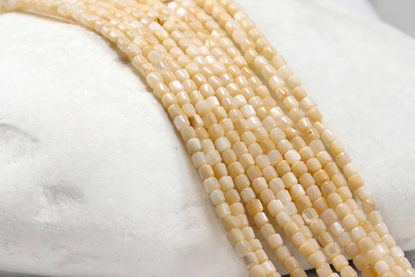 barrel-shape-shell-bead-strand.