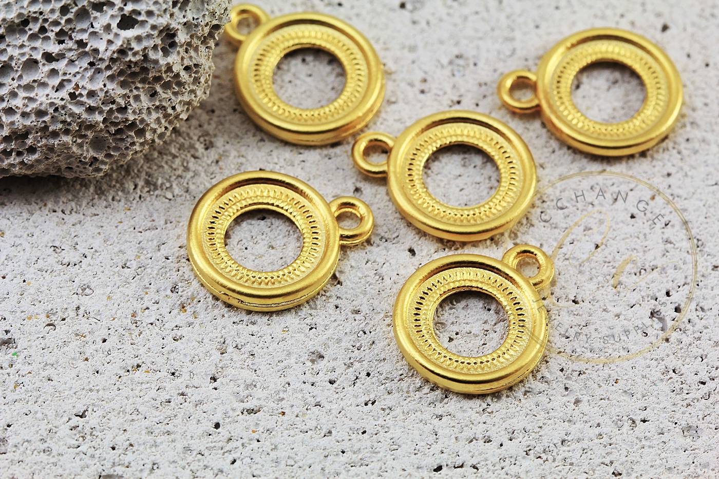 circle-charms-gold-jewelry-pendants