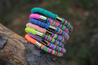stacking-elastic-heishi-bracelets