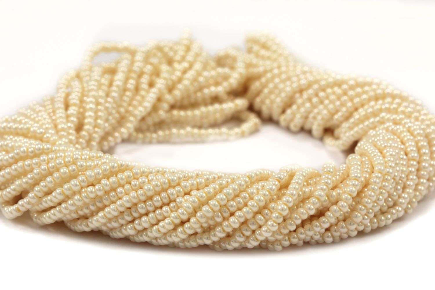 cream-seed-beads-hank-46112