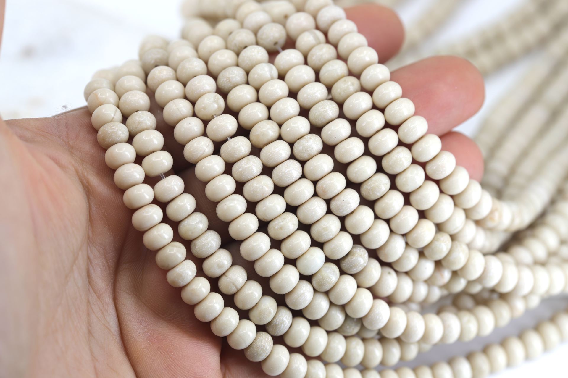 4x6mm-rondelle-cream-howlite-bead-strand