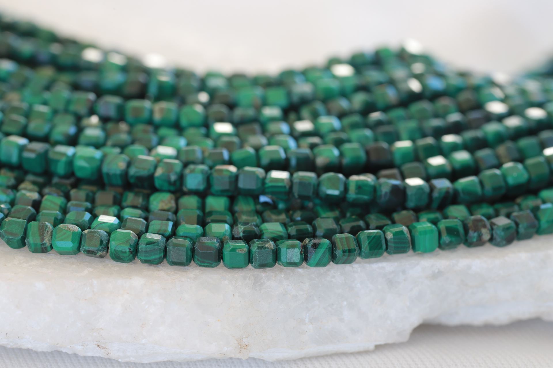 malachite-gemstone-beads-cube-faceted
