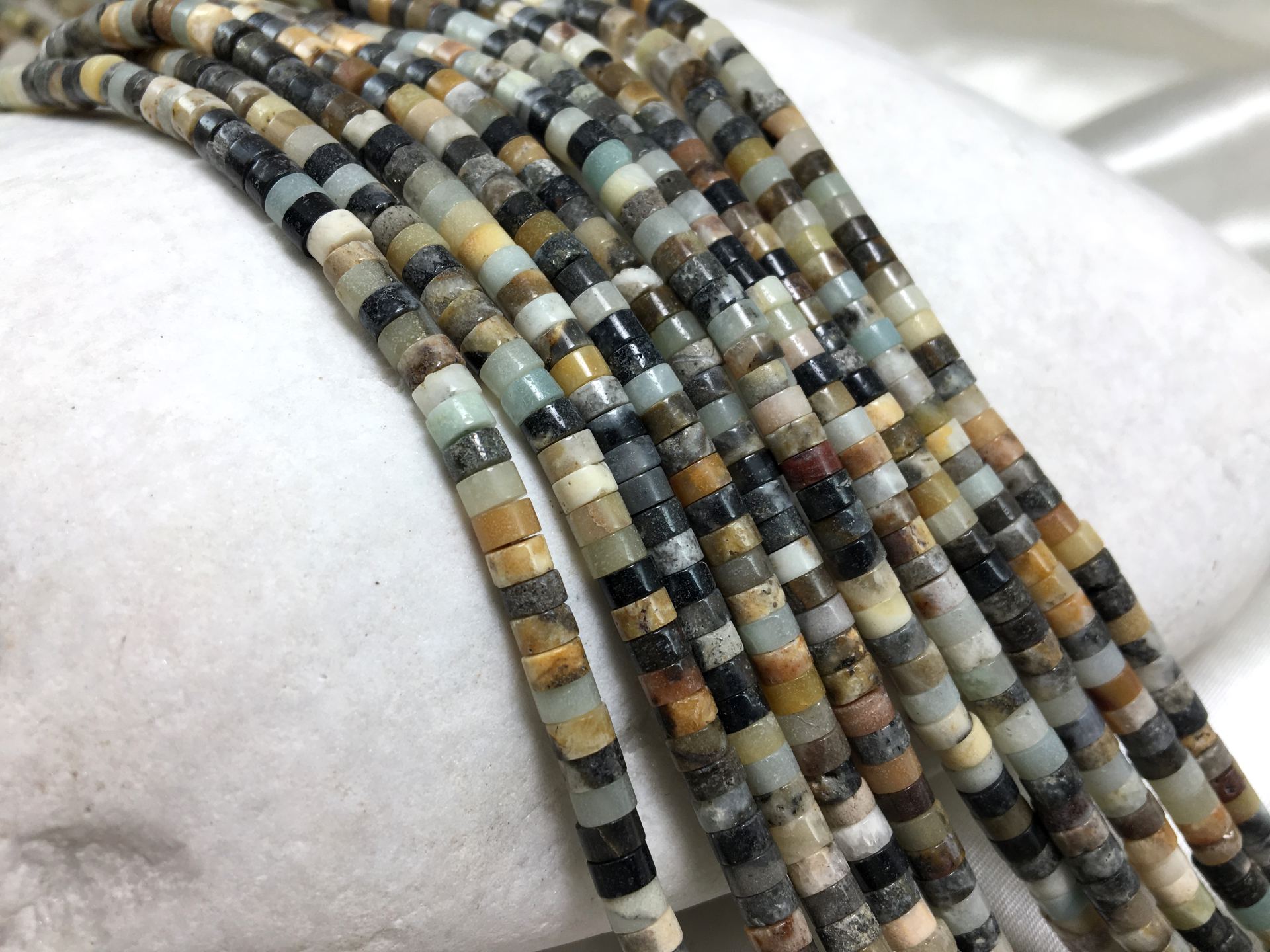 4mm-heishi-disc-rondelle-natural-beads