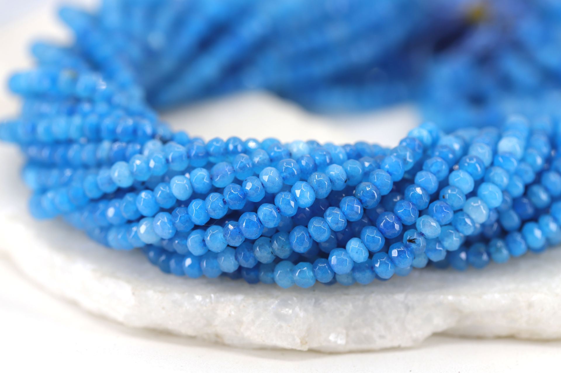4mm-bright-blue-faceted-natural-beads