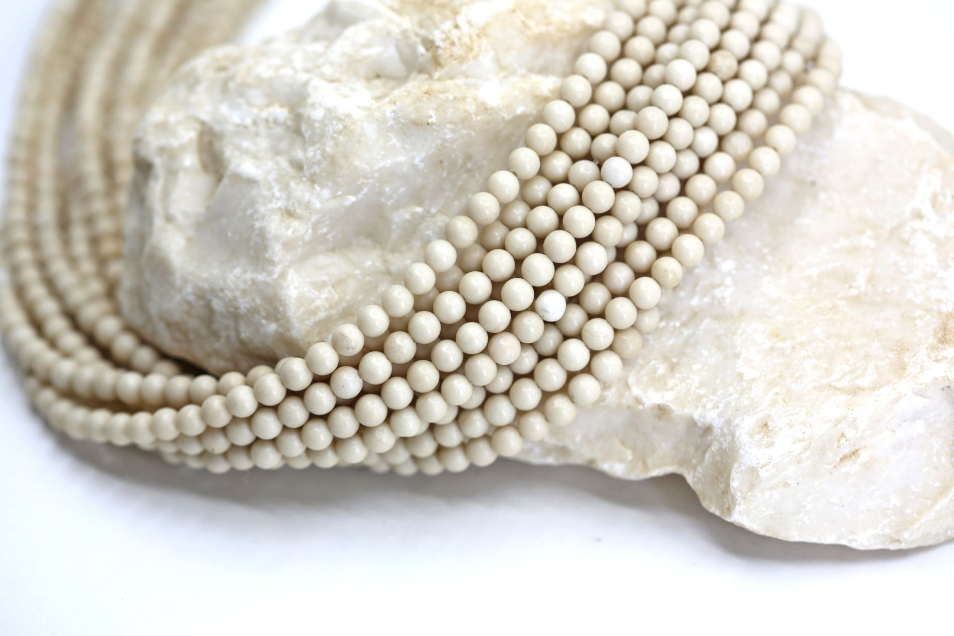 4mm-ivory-round-agate-beads