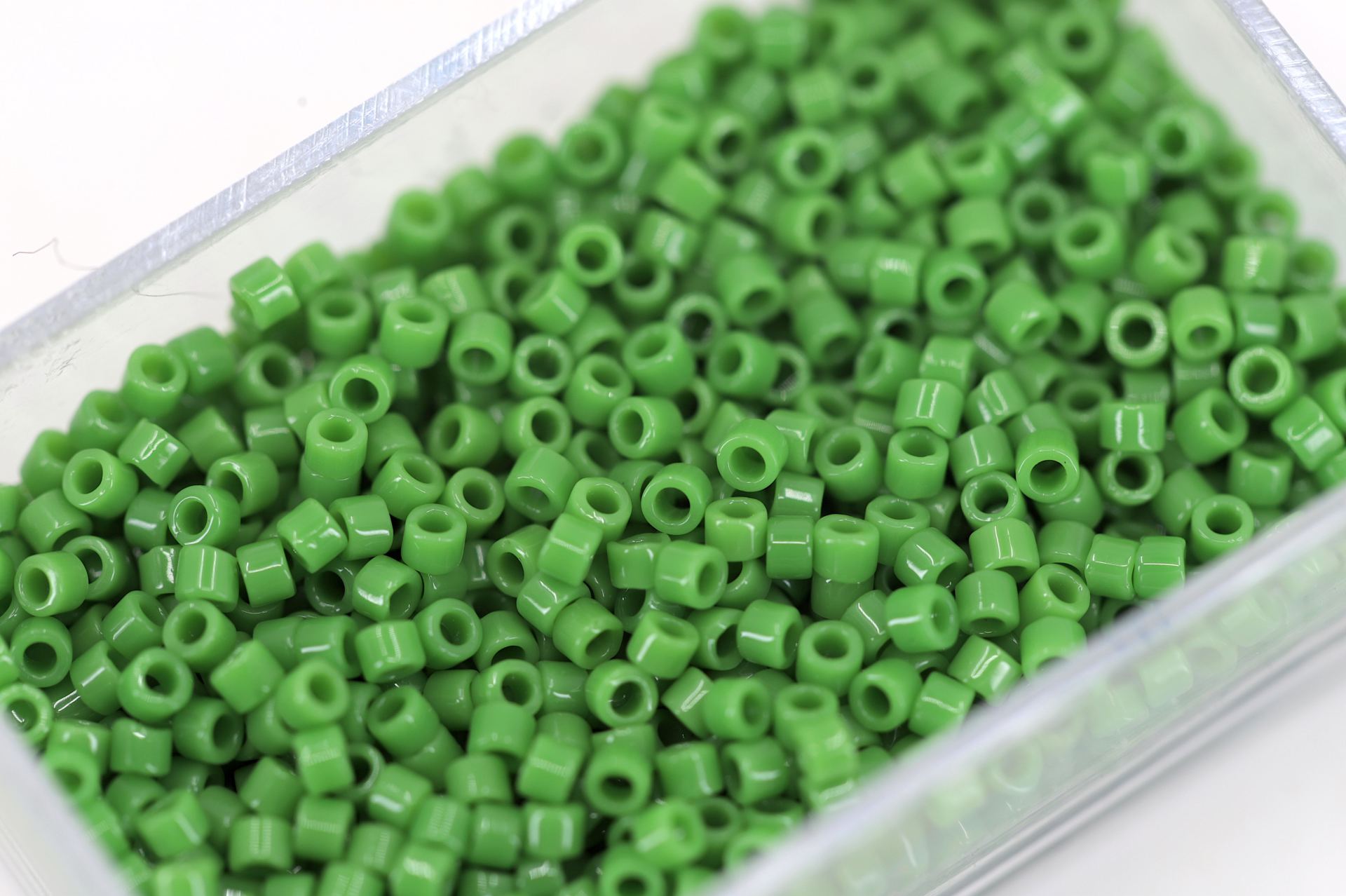 miyuki-delica-seed-beads-pea-green-db724