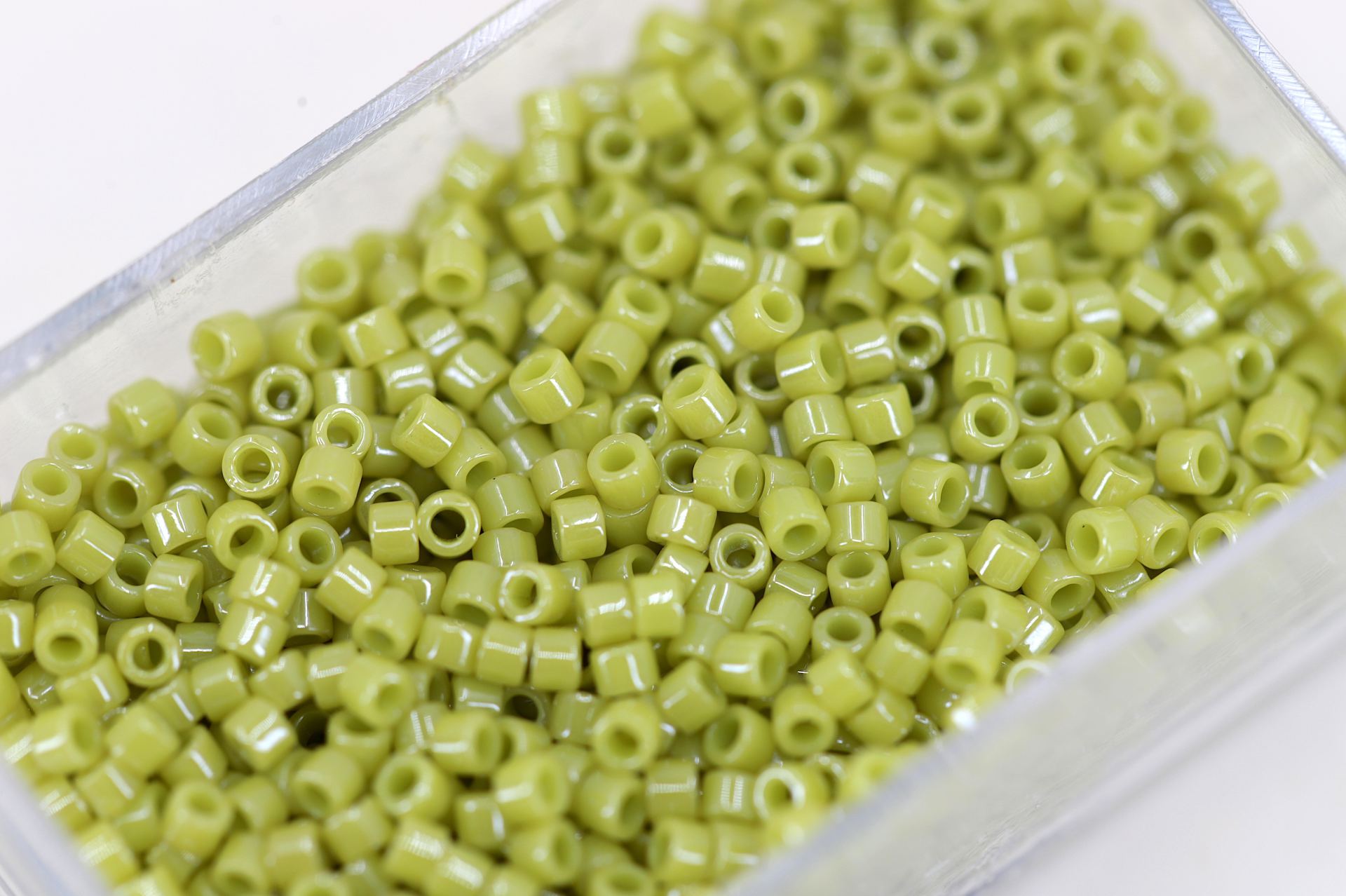 miyuki-delica-opaque-lime-luster-db262