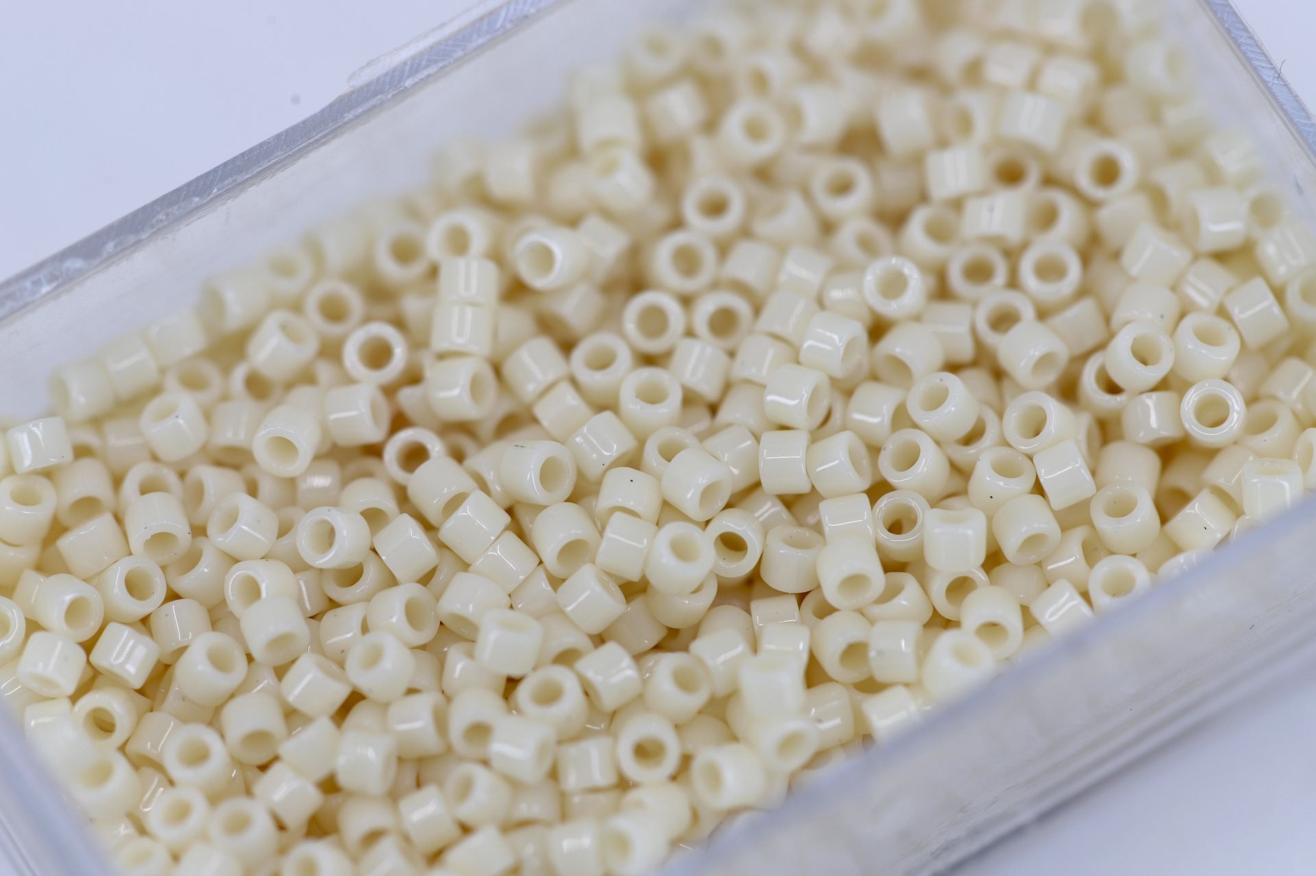 miyuki-delica-bead-opaque-cream-db732