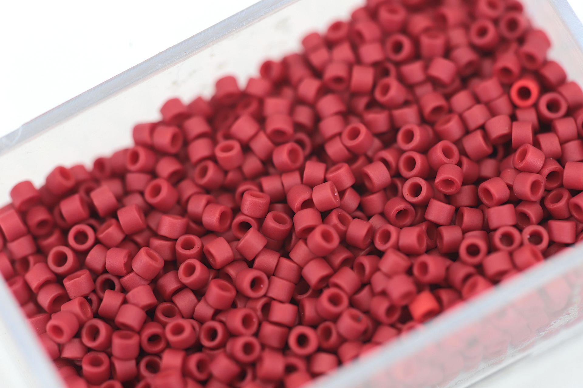 miyuki-delica-seed-bead-maroon-db796