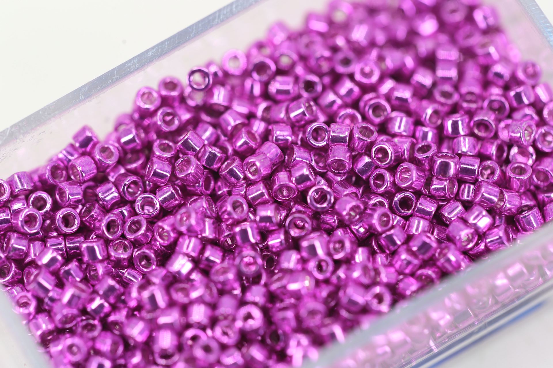 miyuki-delica-seed-bead-fuchsia-db422