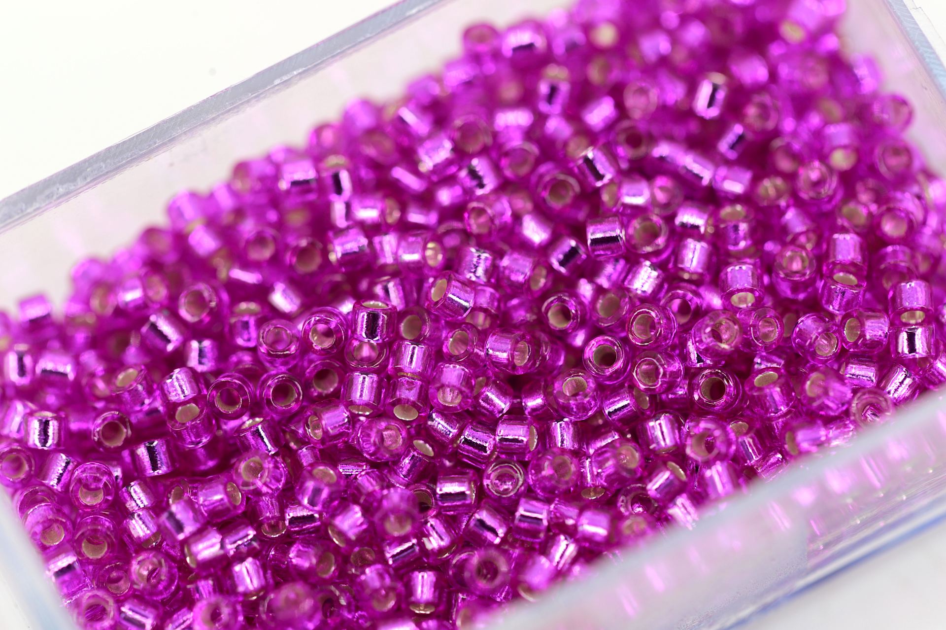 miyuki-delica-seed-bead-fuchsia-db1340