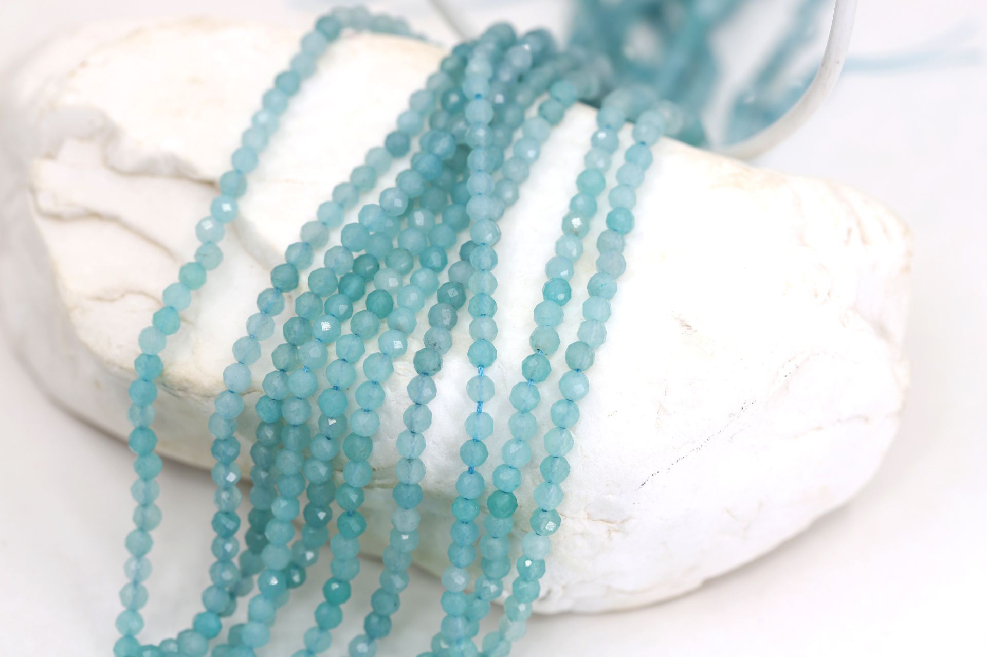 4mm-round-aquamarine-gemstone-beads