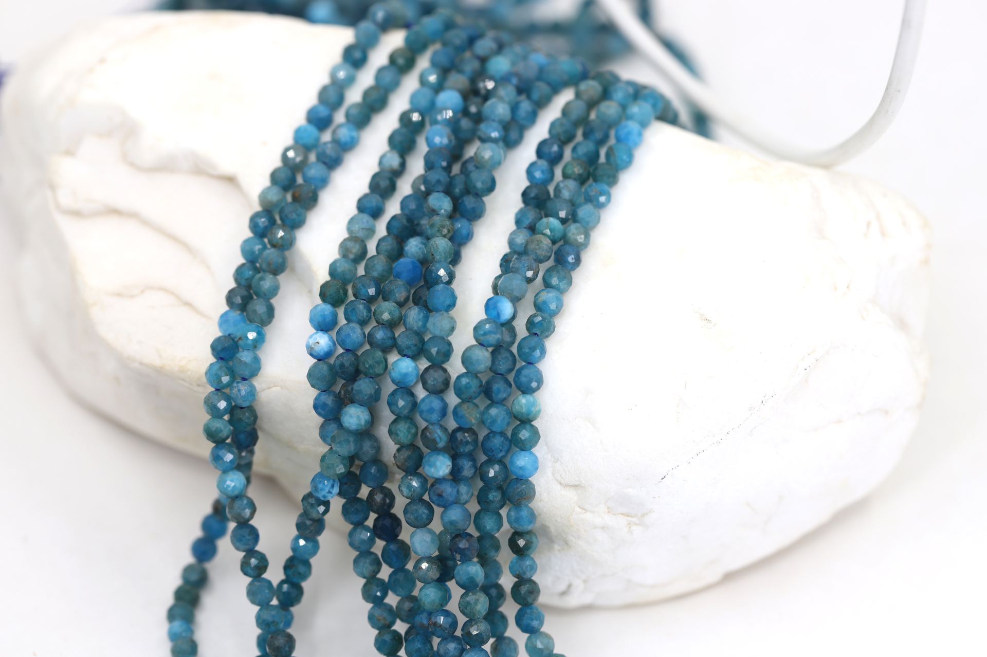 4mm-faceted-round-blue-apatite-beads