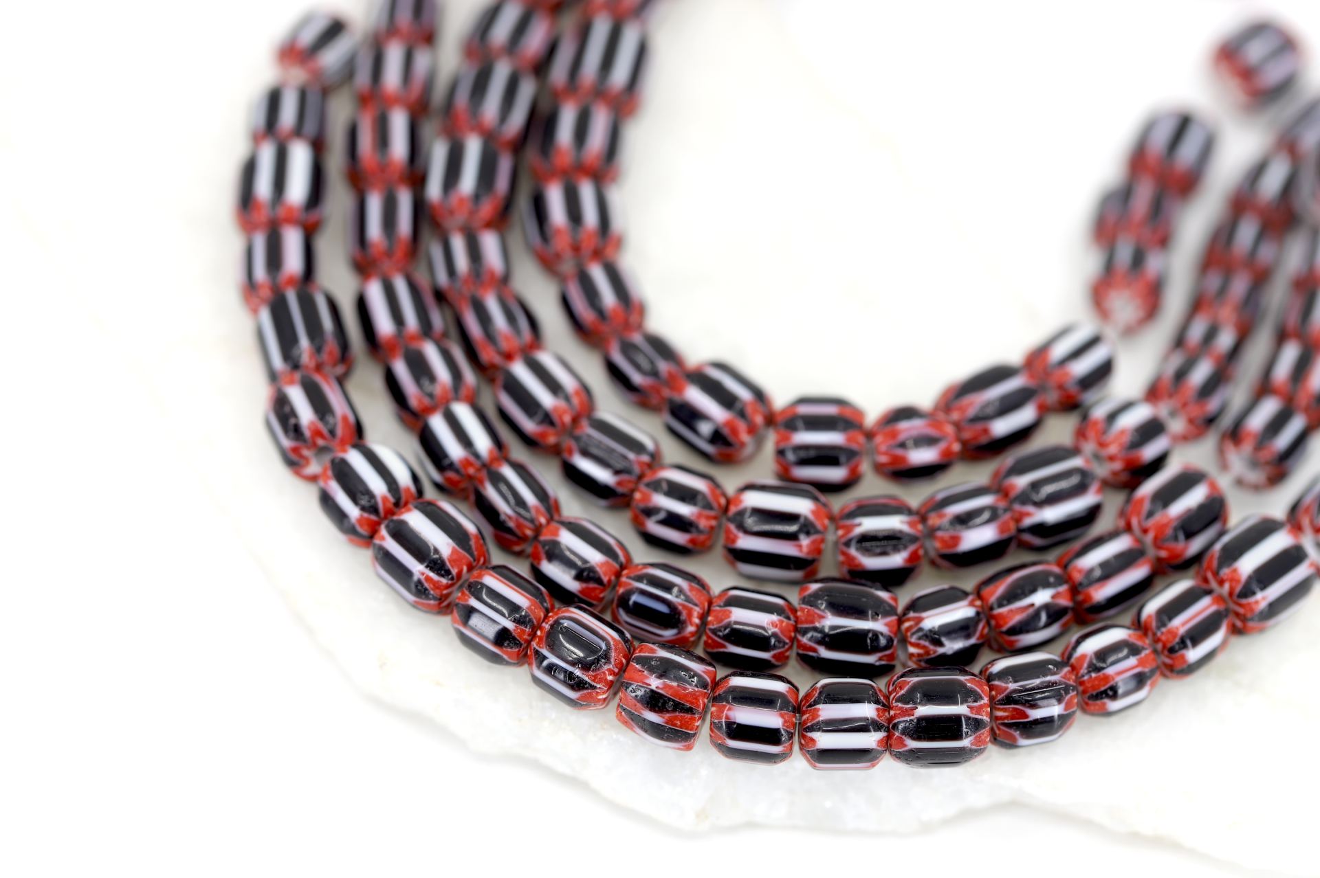 8mm-black-white-red-chevron-glass-beads