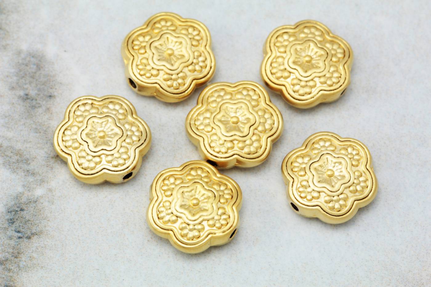 gold-plated-metal-flat-daisy-charms