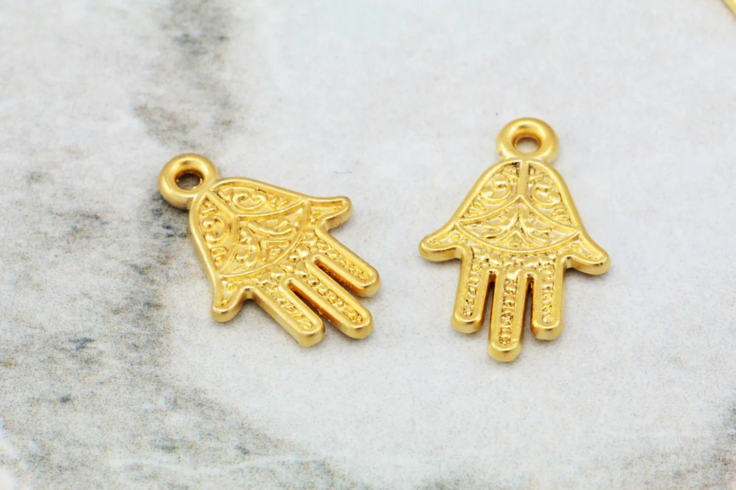 gold-jewelry-pendants-europe-supplies.