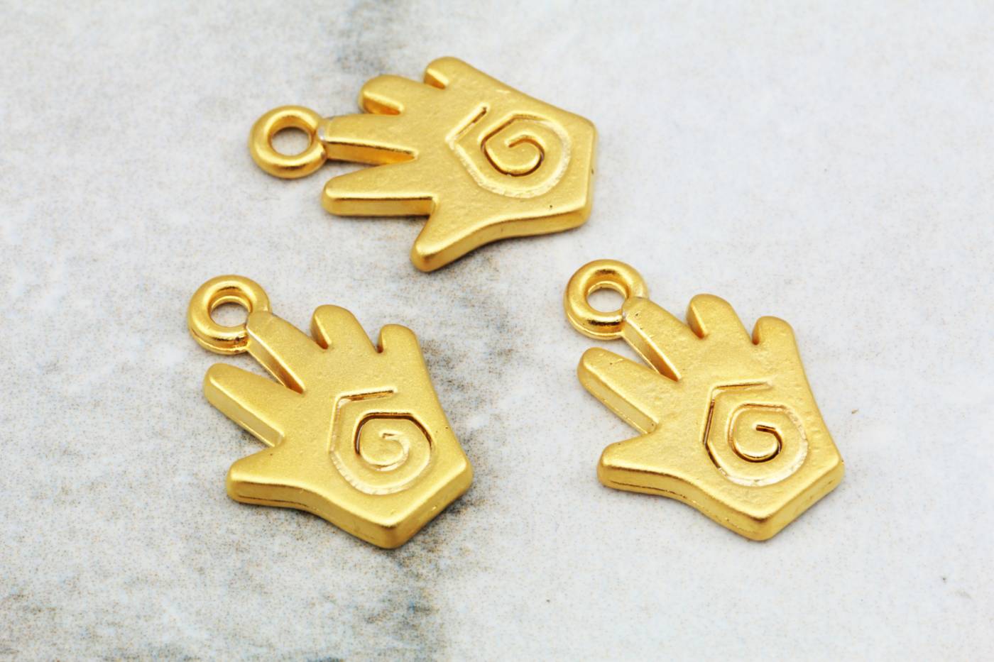 gold-plated-metal-hand-pendant-findings