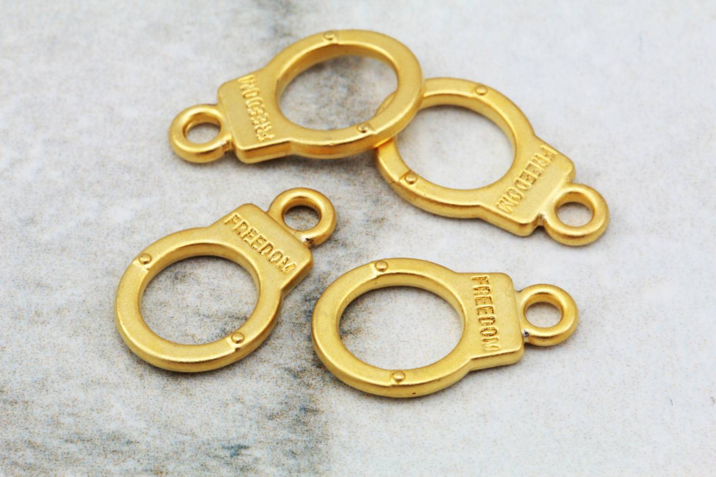 gold-metal-handcuff-freedom-pendant