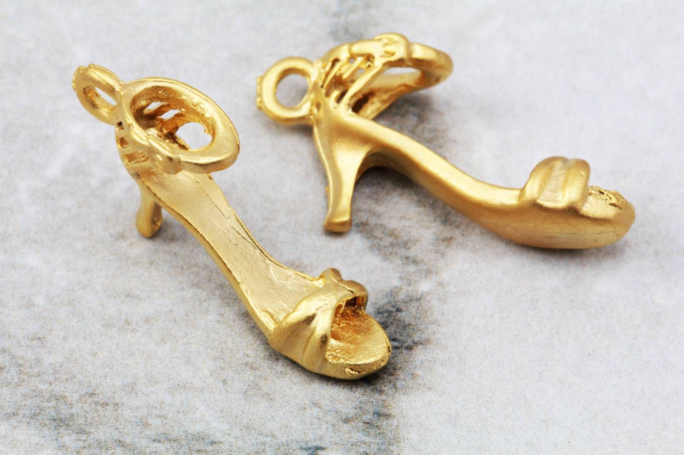 gold-plated-metal-high-heel-shoe-pendant