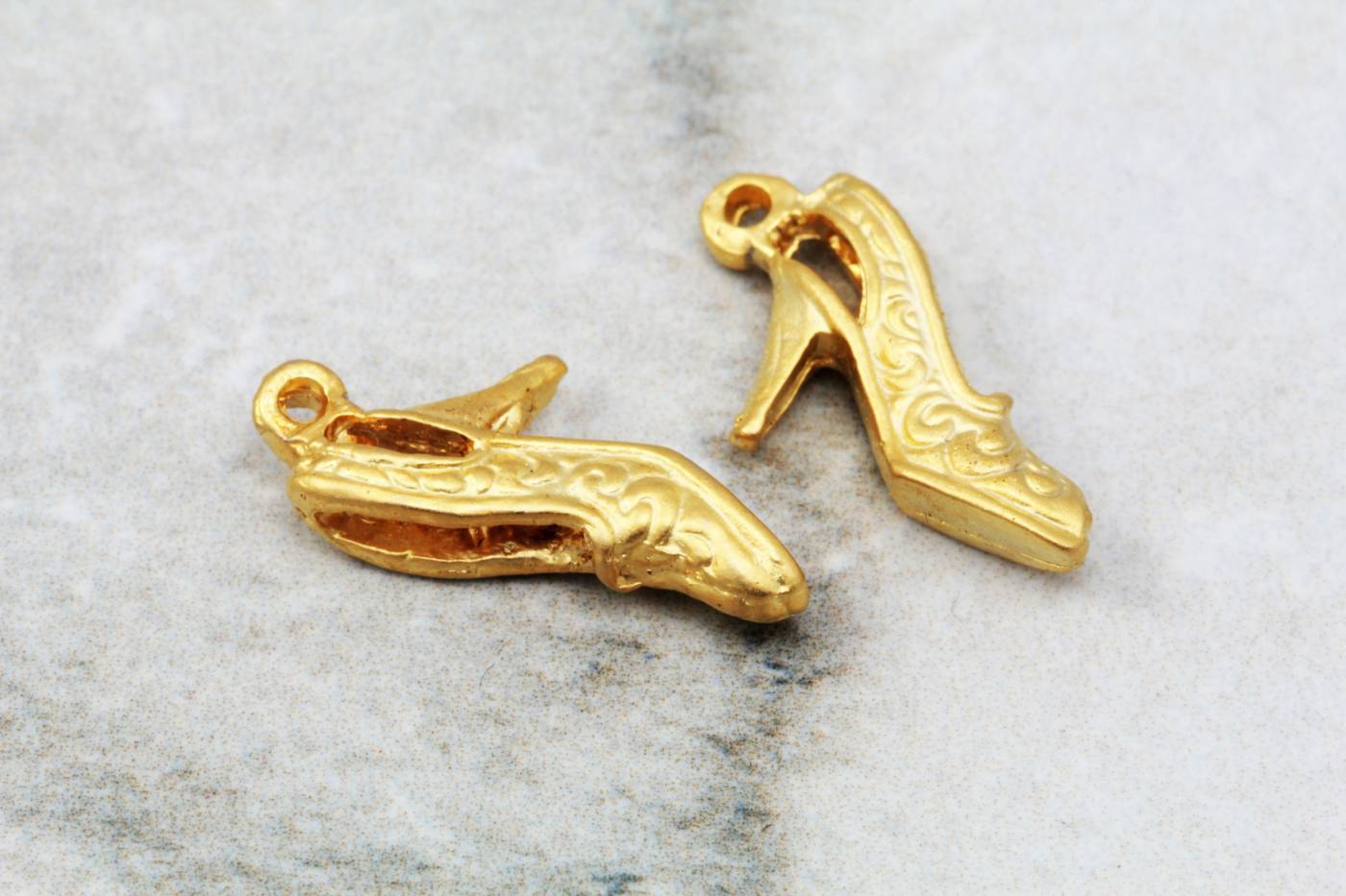 gold-high-heel-shoe-jewelry-pendant
