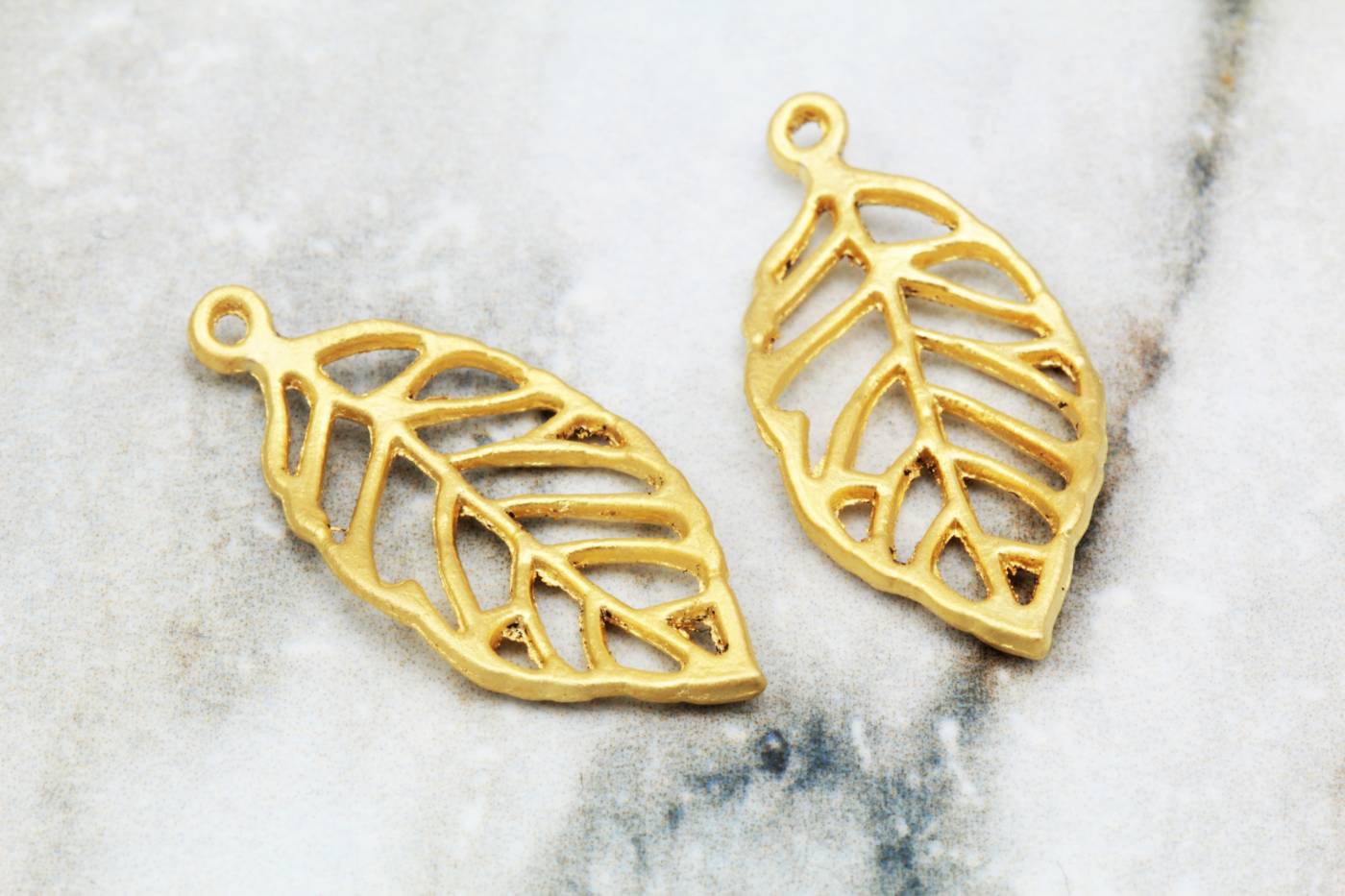 gold-plate-metal-small-tiny-leaf-pendant