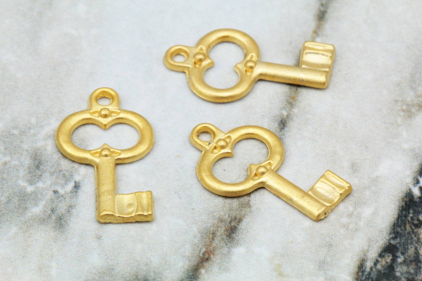 gold-plated-metal-key-jewelry-pendants