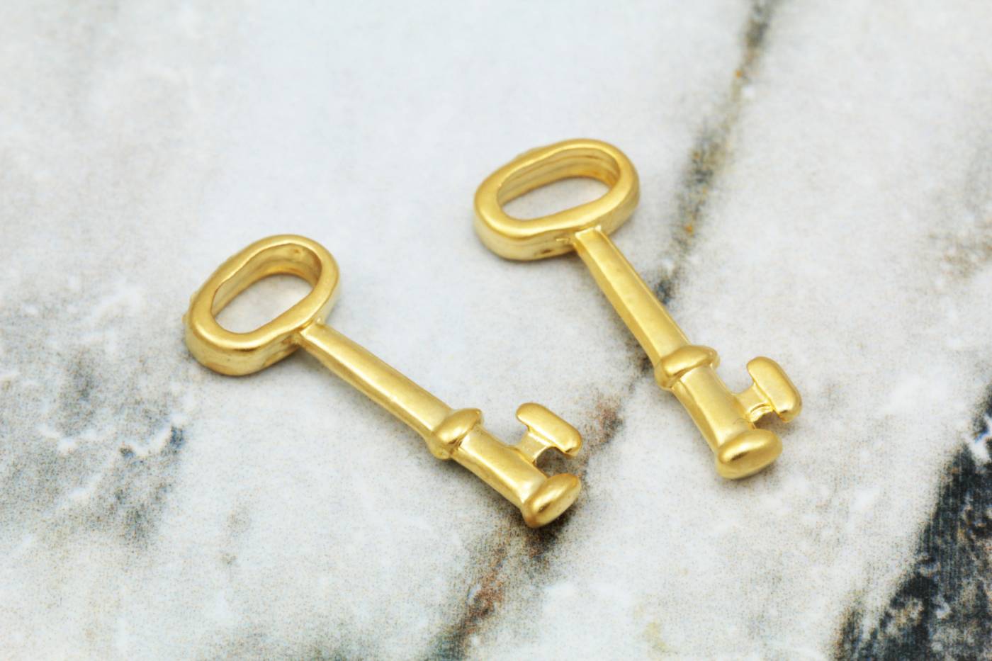 gold-plated-metal-key-jewelry-pendants
