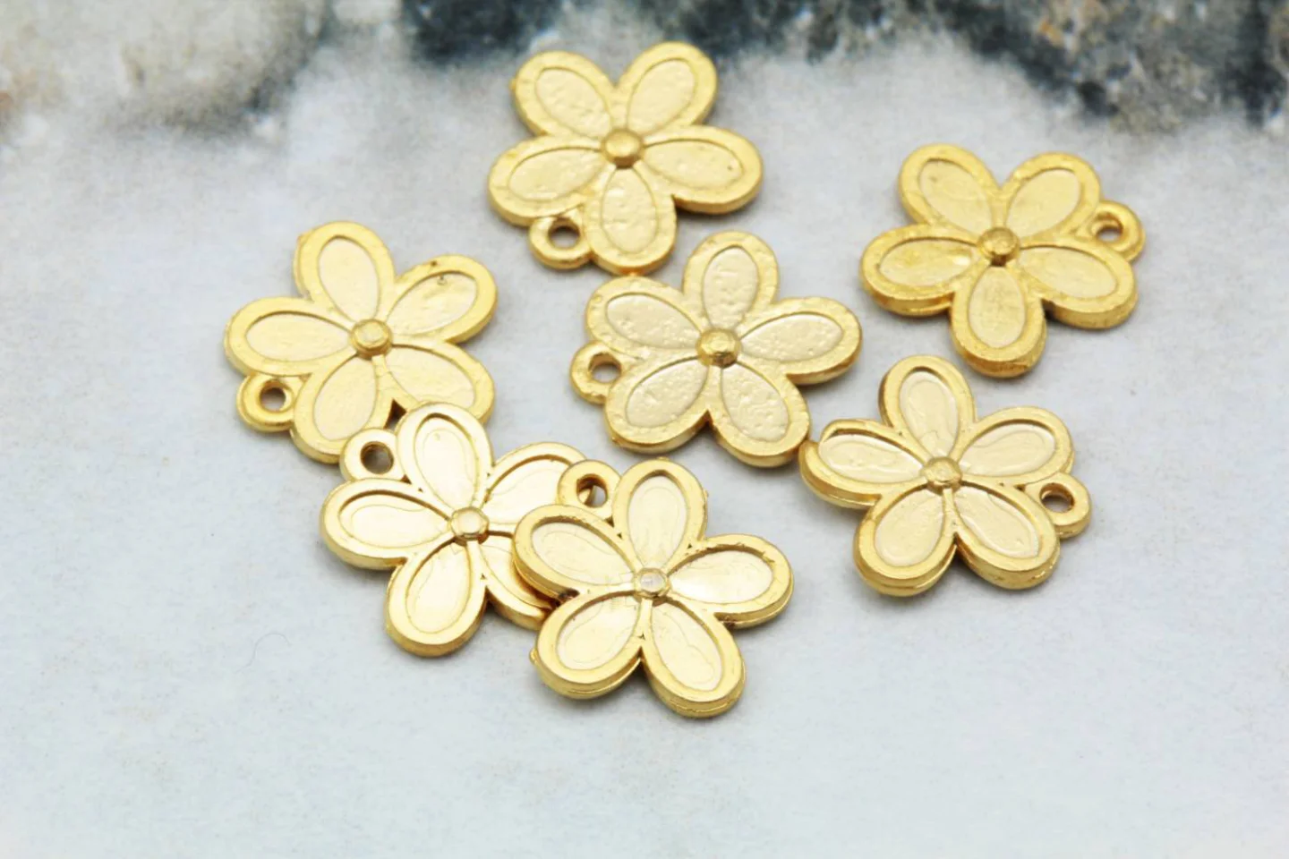gold-plated-daisy-jewelry-pendant-charms.