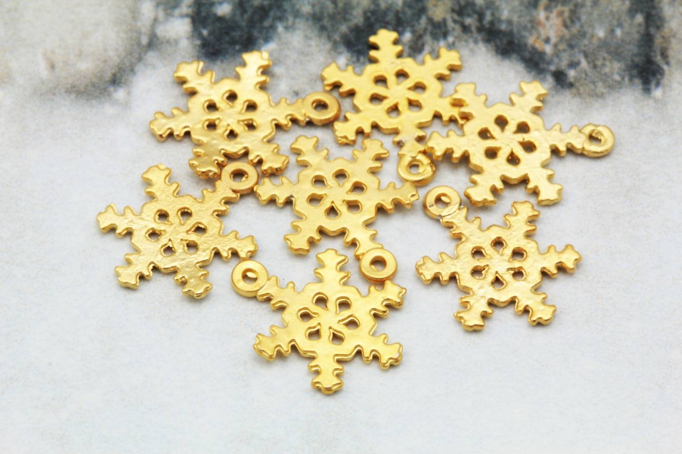 gold-metal-snowflake-jewelry-pendants