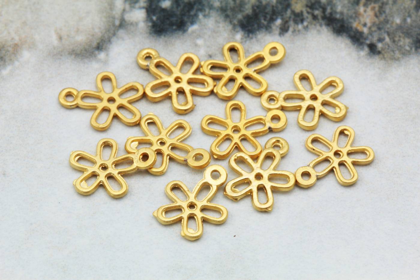 gold-tiny-daisy-metal-pendant-charms