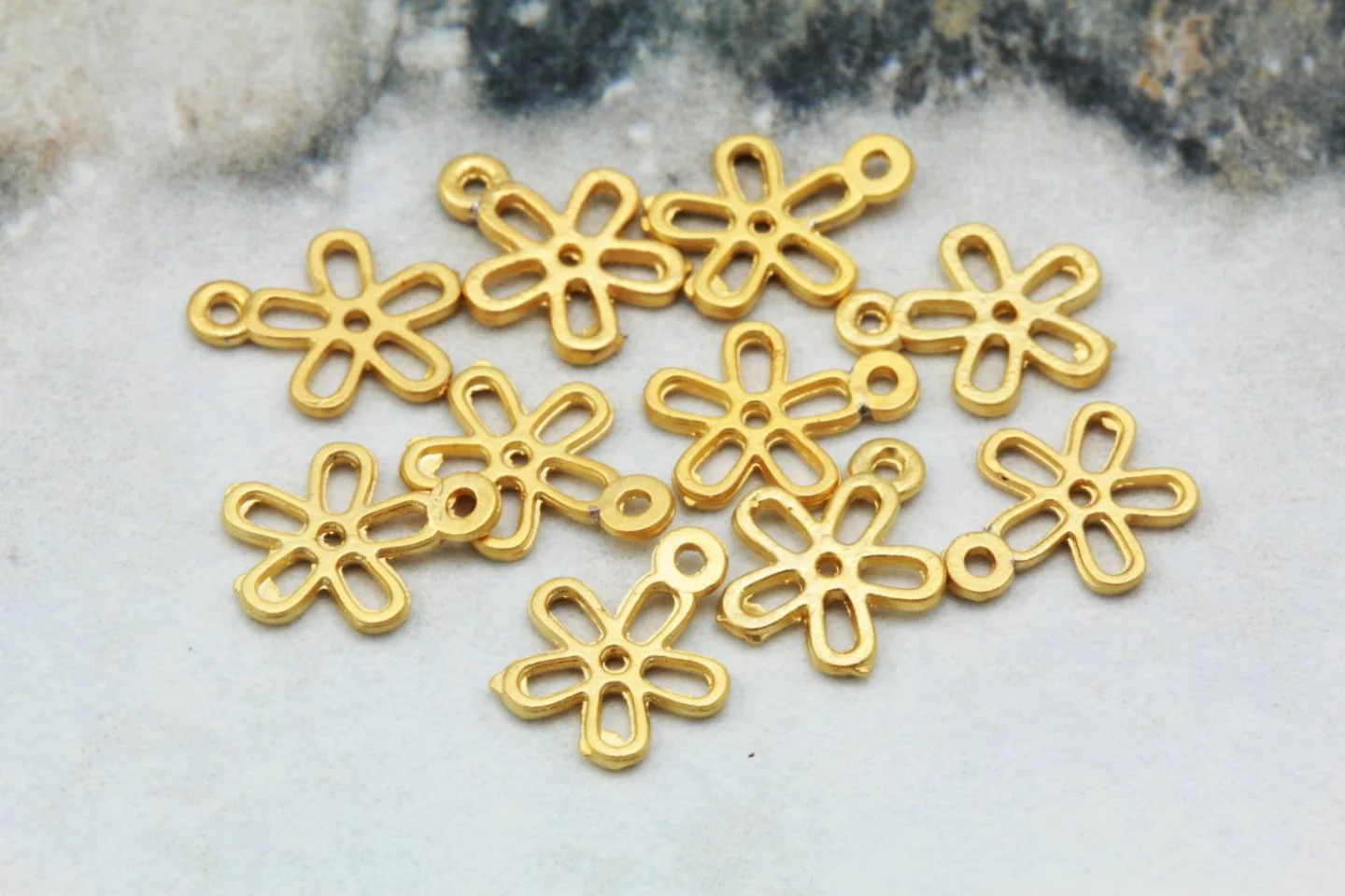 gold-tiny-daisy-metal-pendant-charms.