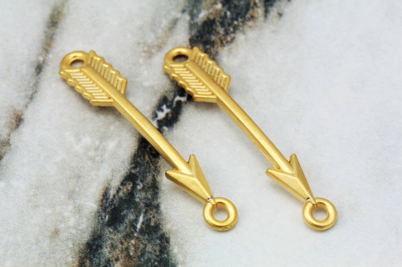 gold-plated-metal-arrow-pendant-charms