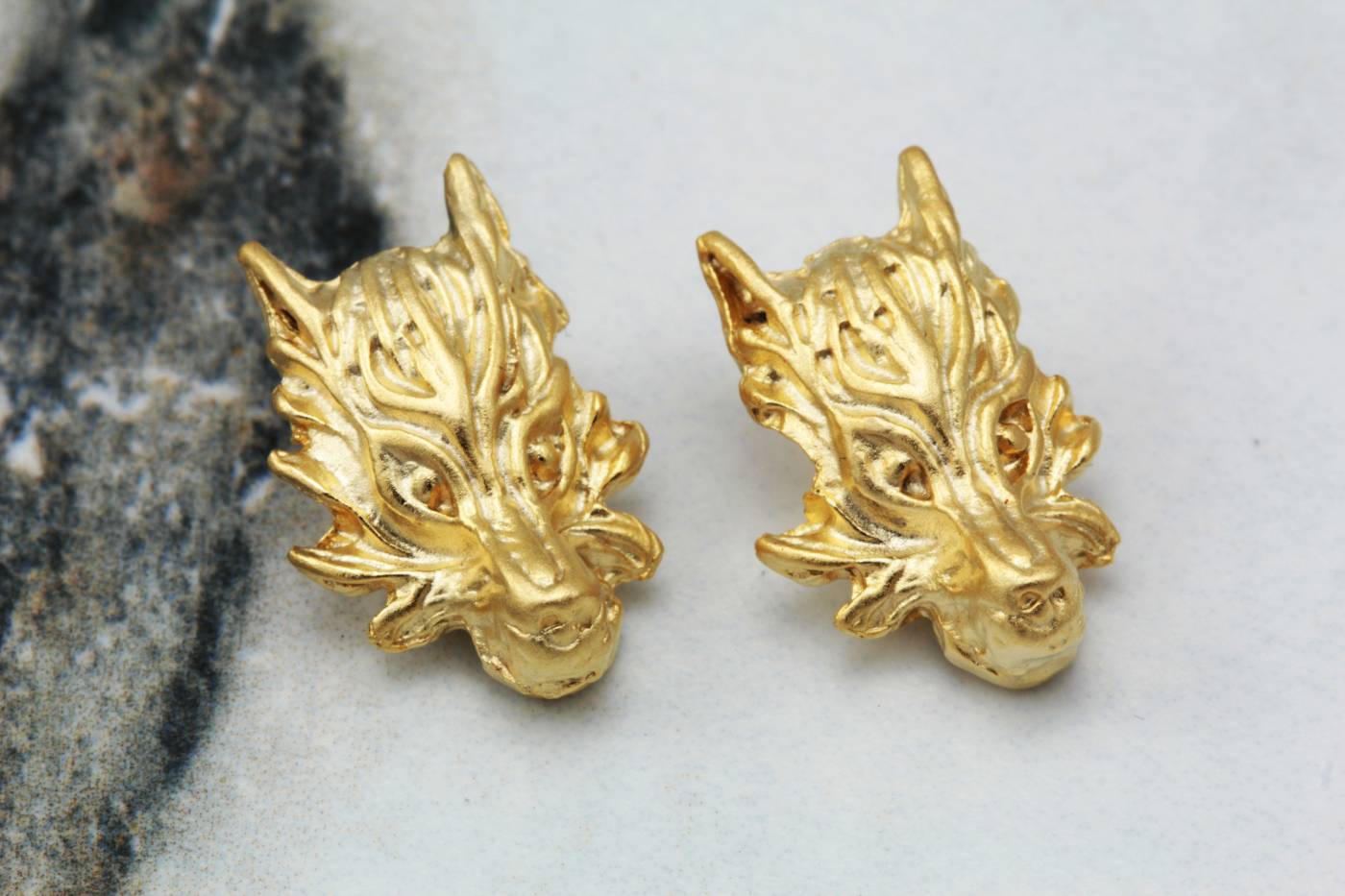 gold-plated-metal-wolf-charms