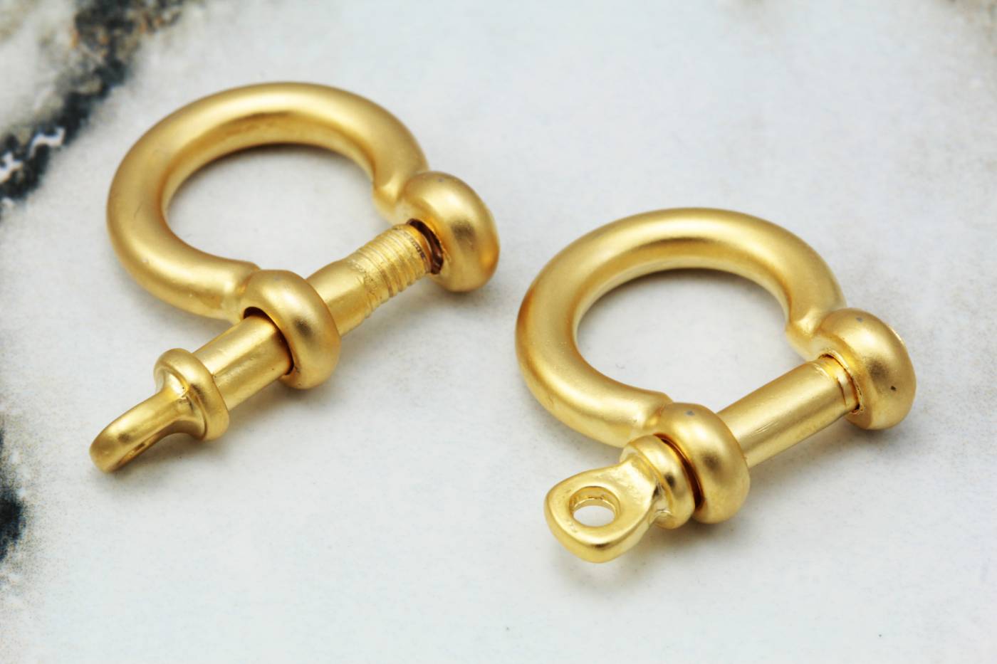 gold-metal-big-bracelet-end-clasps