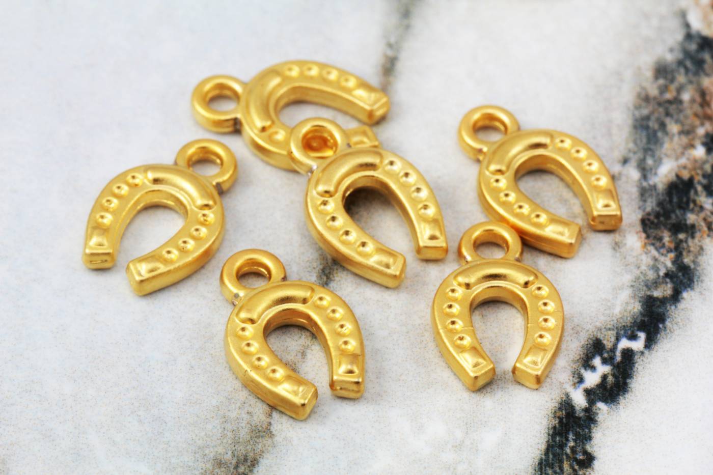 gold-plated-metal-horseshoe-pendants