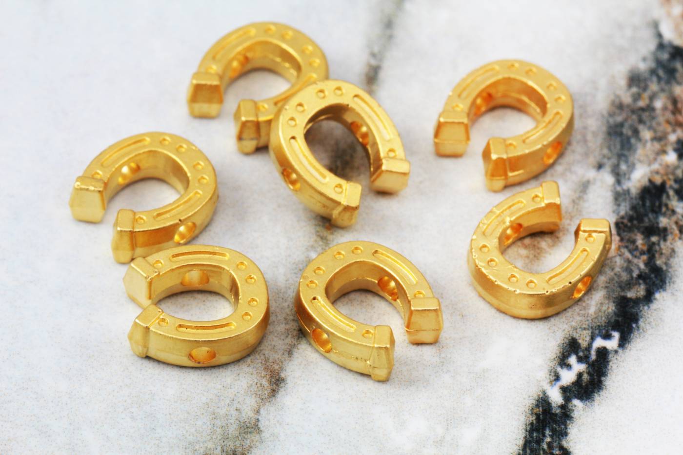 gold-plated-metal-horseshoe-charms
