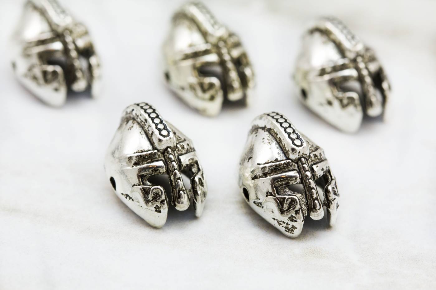 metal-gladiator-helmet-jewelry-charms