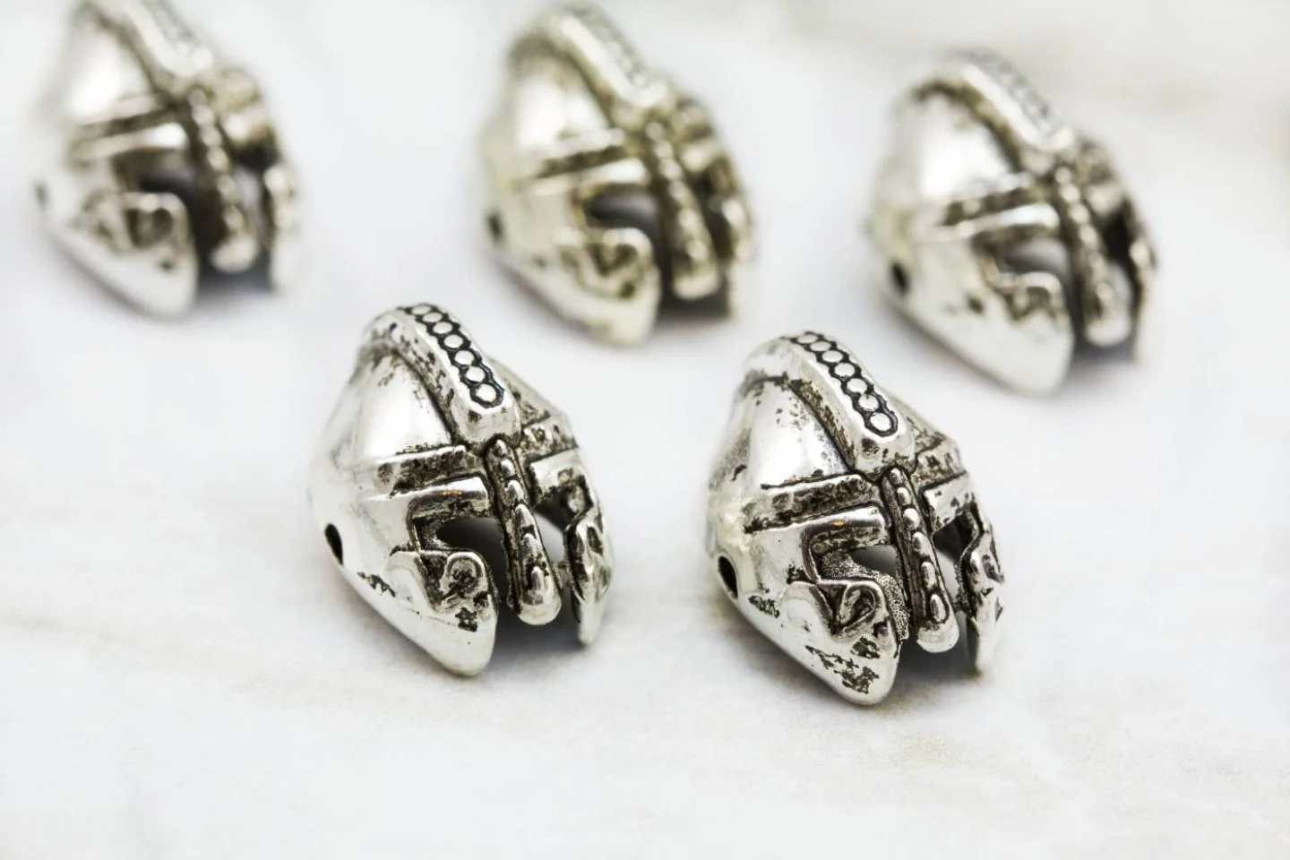 metal-gladiator-helmet-jewelry-charms.