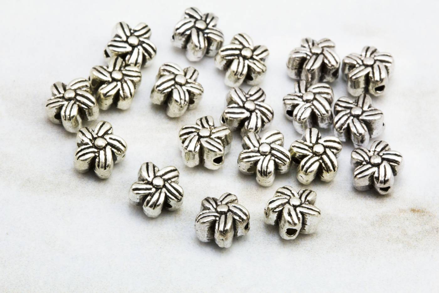 tiny-metal-flower-daisy-bead-charms